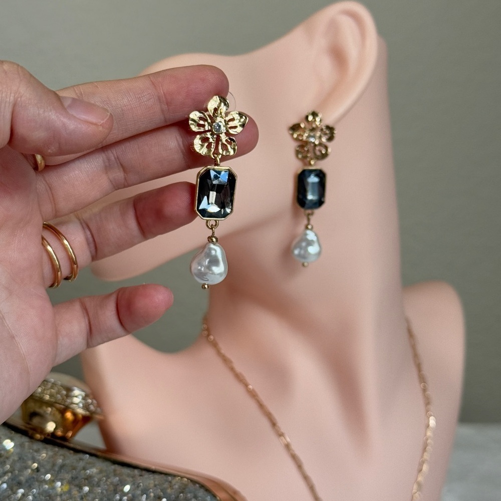 Elegant Gold and Black Drop Earrings - Picture 8 of 9